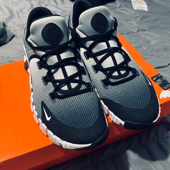 Mens nike Swish Shoes! Like new! Very nice shoes. Size 11.5 - Picture 3 of 4